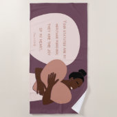 黒人女性聖なる書物、 経典ハートクリスチャンプラム ビーチタオル (正面)