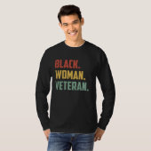 黒人女性退役軍人誇りを持ったメスUS獣医軍隊V Tシャツ (正面フル)