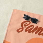 黒人女性、ビッグハット、バケーションビベス ビーチタオル (インサイチュ)