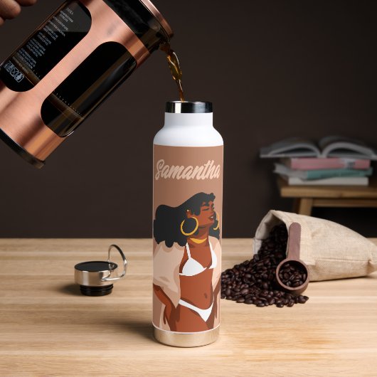 黒人女性，白ビキニ，ビーチ準備完了 ウォーターボトル (コーヒー)