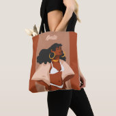 黒人女性,白ビキニ,ビーチ準備完了,ブラウン トートバッグ (クローズアップ)