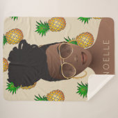 黒人女性，金ゴールドの色合い，パイナップルパターン，ベージュ シェルパブランケット (正面(横))