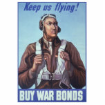 黒人飛行士：米国第2次世界大戦軍隊戦闘サービス 写真彫刻バッジ<br><div class="desc">第332戦グループのブラックパイロットは、人種間の障壁を取り除き、第二次世界大戦の空で彼らの勇気を証明した開拓者であった。多様なバックグラウンドを持つ彼らは、自由と平等を求める戦いに参加し離れ、世代を超えて続く永続インスパイア遺産に加わった。そんなパイロットの一人は、雲の上に舞い上がる夢を見たジェームスカリブの・ロビンソン中尉だった。偏見と差別に直面しながらも、熟練した飛行士として浮上するタスケギ陸軍飛行場で厳しい訓練を続けた。-1943年、ロビンソン中尉と仲間のブラックパイロットが北アフリカに配備され、彼らはオペ・トーチ、シチリアとイタリアの連合軍の侵攻に参加した。重要なミッションのブリーフィング中に走、パイロットが目標に関して説明された際の緊張が高まった。敵は恐ろしく、その杭は計り知れない。 – 司令官は集まったパイロットに対し、「この戦いの結果を決定するだけでなく、我が国を拘束する偏見の連鎖を打ち砕くことになる」と語った。 – ロビンソン中尉は、飛行隊の仲間と共に空に向かい、P-51ムスタングスが日光の中で輝いていた。彼らはドイツの戦闘機からの激しい反対に直面したが、彼らのスキルと決意は勝った。黒いパイロットは敵に手を出し、敵の飛行機を射撃、 発砲し、同盟国の爆撃機保護であることが証明された。 – 彼らの勇敢さと犠牲を戦場で救済は、アメリカ軍隊の人種統合への道を開き、黒の劣等神話を打ち砕いた。第332戦グループのブラックパイロットは、ジェームズ・ロビンソン中尉を含め、希望と回復力の象徴となり、勇気とスキルが人種と色を超越していることを示した。</div>