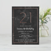 黒及びばら色の金ゴールドは21stth誕生日の招待に大理石模様をつけました 招待状 (スタンド正面)
