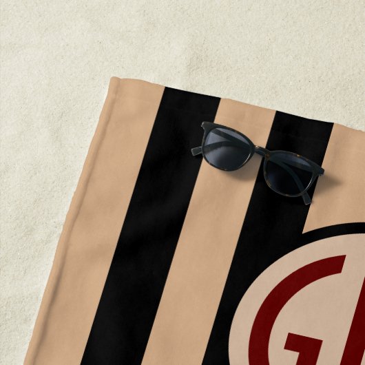 黒及びタンの小屋のあなたのモノグラムは縞で飾ります ビーチタオル (インサイチュ)