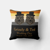 黒及び金ゴールドくまの旗の枕陽気な結婚祝い クッション (裏面)