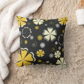黒及び金ゴールドのクリーム色の花の枕 クッション (ブランケット)