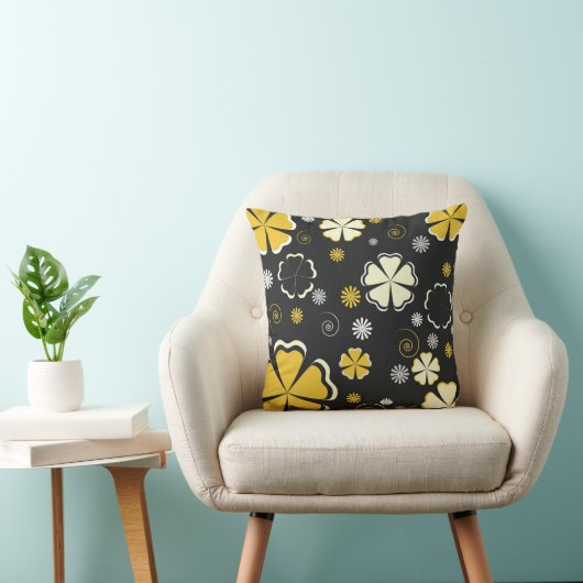 黒及び金ゴールドのクリーム色の花の枕 クッション (椅子)