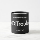 黒地にタグラインが白で映えるNO!Trouble マグカップ (中央)