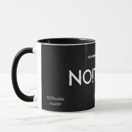黒地にタグラインが白で映えるNO!Trouble マグカップ