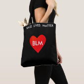 黒地にハートとBlack Lives Matterの文字 トートバッグ (クローズアップ)