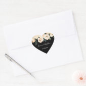 黒地にフローラルベージュの結婚式の引き出物用ハート ハートシール (封筒)
