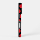 黒地に大きな赤い水玉のタオル iPhone 16ケース (右側面)