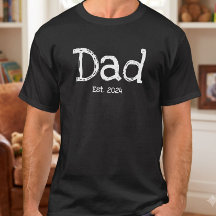 黒地に大胆な白文字「Dad Established」