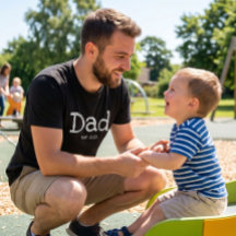 黒地に白の太字で「Dad Established」
