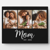 黒地に白文字の「Mom Established」日付 3枚の写真 フォトプラーク (正面)