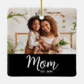 黒地に白文字の「Mom Established Date」フォト セラミックオーナメント (裏面)