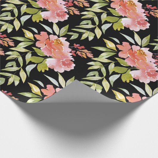 黒地に鮮やかな赤い花のグリーン ラッピングペーパー (角)