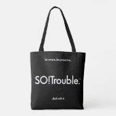 黒地にSO!Troubleロゴとタグライン トートバッグ (裏面)