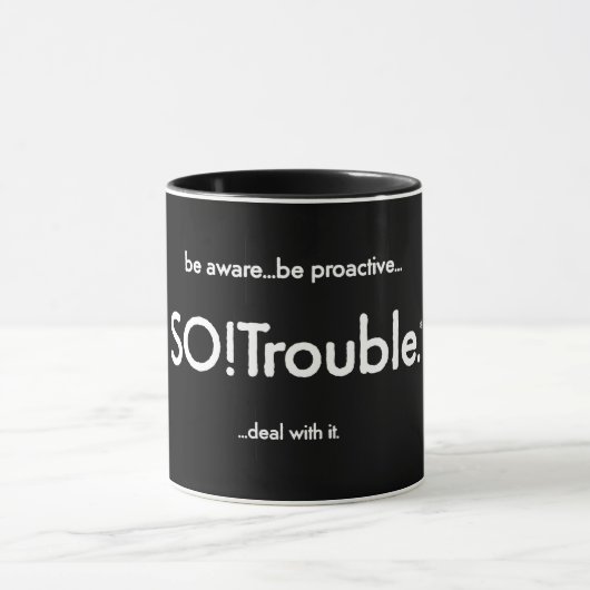 黒地にSO!Troubleロゴとタグライン マグカップ (中央)