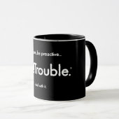 黒地にSO!Troubleロゴとタグライン マグカップ (正面右)