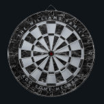 黒大理石フェイク銀箔ファミリー名クラシック ダーツボード<br><div class="desc">黒い大理石と銀のフォイルの三角形が交互に並ぶクラシックフェイクダーツボードデザイン。上部に家名があり、下部にメッセージがあり、いずれも銀色の灰色の帽子にアーチ状の文字として表示される。</div>