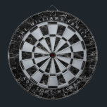 黒大理石フェイク銀箔ファミリー名クラシック ダーツボード<br><div class="desc">黒い大理石と銀のフォイルの三角形が交互に並ぶクラシックフェイクダーツボードデザイン。上部に家名があり、下部にメッセージがあり、いずれも銀色の灰色の帽子にアーチ状の文字として表示される。</div>