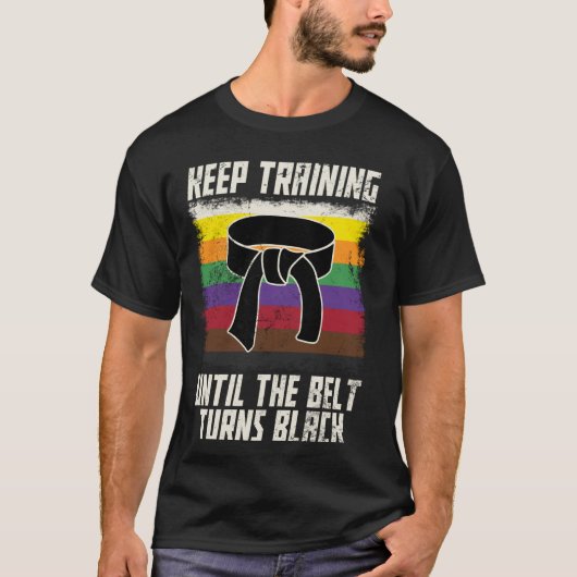 黒帯になるまで訓練を続けろ クラシック M Tシャツ (正面)