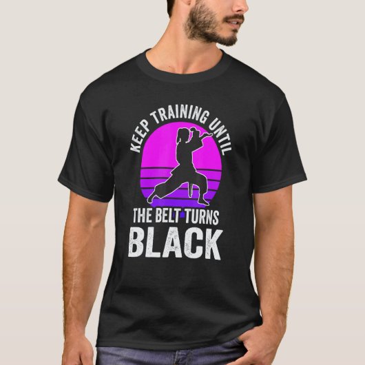 黒帯になるまで訓練を続けろ 空手着 Tシャツ (正面)