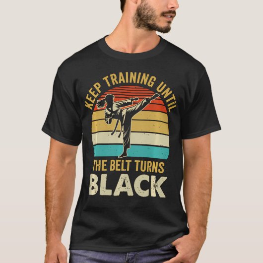 黒帯になるまで訓練を続けろ 空手 Tシャツ (正面)