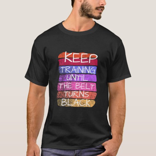 黒帯になるまで訓練を続けろ 空手 Tシャツ (正面)