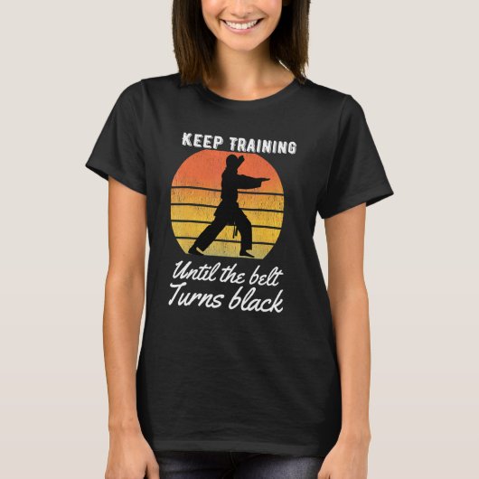 黒帯になるまで訓練を続けろ 空手Tシャツ Tシャツ (正面)