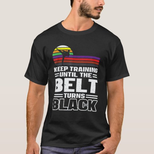黒帯になるまで訓練を続けろ K Tシャツ (正面)