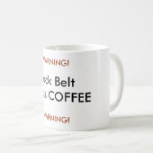 黒帯は警告するコーヒーを必要とします! 、警告します! コーヒーマグカップ (正面右)