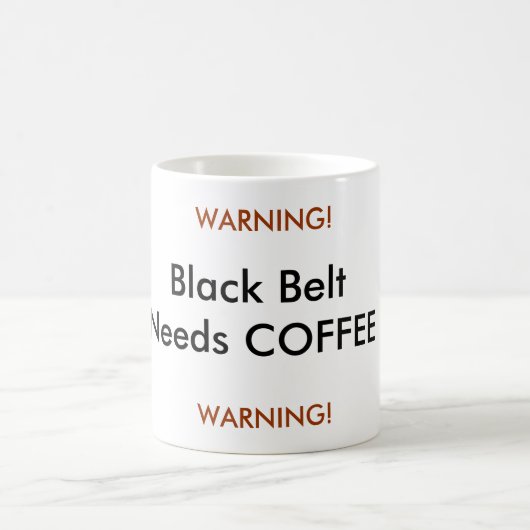 黒帯は警告するコーヒーを必要とします! 、警告します! コーヒーマグカップ (中央)