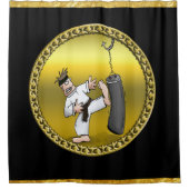 黒帯空手の男が黒い練習バッグを蹴る シャワーカーテン (正面)