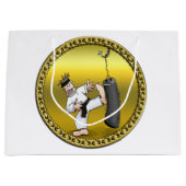 黒帯空手の男が黒い練習バッグを蹴る ラージペーパーバッグ (正面)