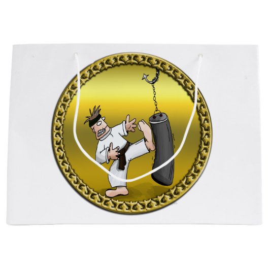 黒帯空手の男が黒い練習バッグを蹴る ラージペーパーバッグ (正面)