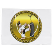 黒帯空手の男が黒い練習バッグを蹴る ラージペーパーバッグ (裏面)