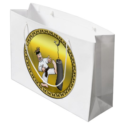 黒帯空手の男が黒い練習バッグを蹴る ラージペーパーバッグ (裏面アングル)