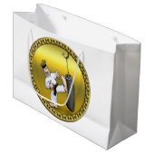 黒帯空手の男が黒い練習バッグを蹴る ラージペーパーバッグ (正面アングル)