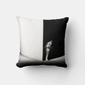 黒影の白い猫 クッション (正面)