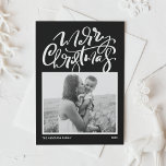黒書写真モダンメリークリスマス シーズンカード<br><div class="desc">メリークリスマス!このカスタマイズ可能な写真のクリスマスカードで家族や友人にクリスマスの願いを送る。黒地にモダン書道とシンプルの台本を備えている。写真、メッセーモダンジ、名前を追加して、この書道クリスマスカードをパーソナライズする。このモダンクリスマスカードは他のカードストックで入手できる。</div>