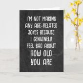 黒板で年を取るための誕生日ユーモア カード (黄色い花)