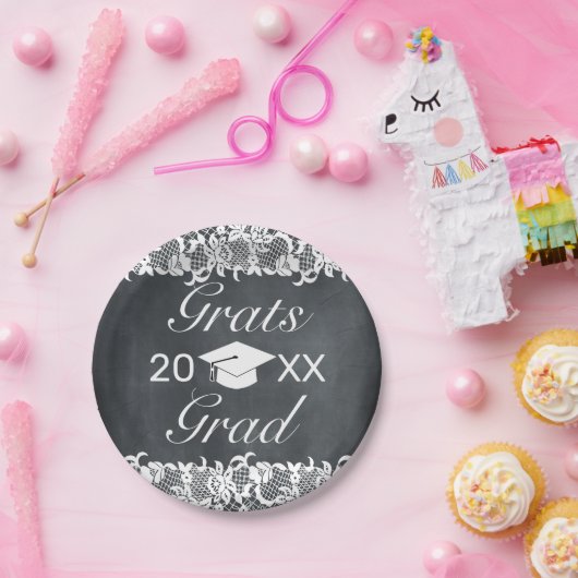 黒板とホワイトレースキャップハットの卒業 ペーパープレート (パーティー)