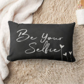黒板に書かれたBe Your Selfie ランバークッション (ブランケット)