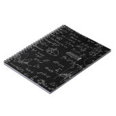 黒板に科学の公式が記され ノートブック (左側)