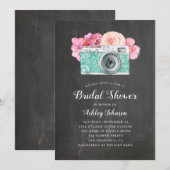 黒板のウェディングシャワーの飾り。ピンクの花とカメラ 招待状 (正面/裏面)