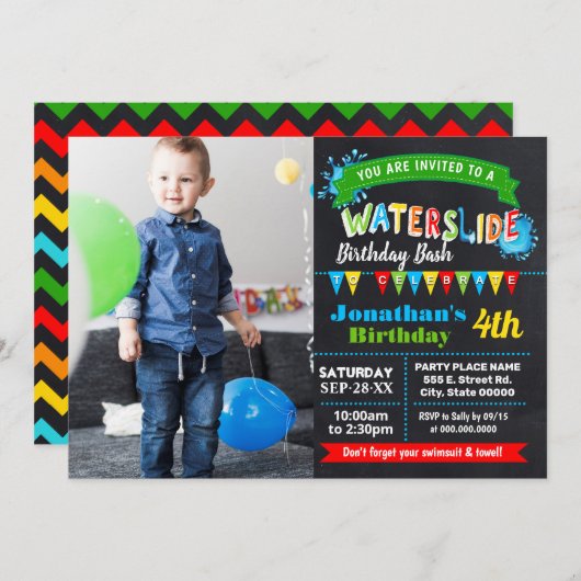 黒板のウォータースライド夏の誕生日パーティーの写真 招待状 (正面/裏面)