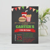 黒板のバーガーとフライドポテトの誕生日パーティー招待状 招待状 (スタンド正面)